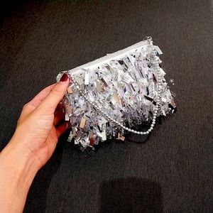 Shining Silver Clutch with 2 Length of Chains
Can hold an iPhone 11